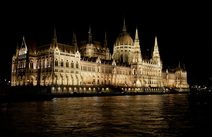 Budapest%20-%20Hungarian%20Parliament%20building-7